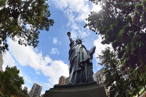 La Libertad Barrancas De Belgrano Estatua De La Libertad Estatuas