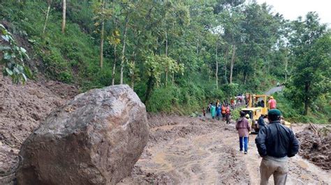 Sempat Tertutup Longsor Jalan Poros Sinjai Malino Kini Bisa Dilalui