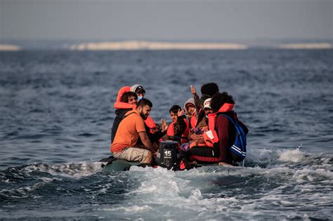 Italie les garde côtes sécurisent une cinquantaine de migrants en