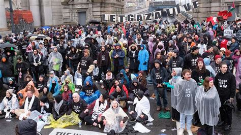 Pro Palestinian Protesters Block Manhattan Bridge Backing Up Traffic