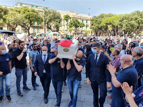 Il Funerale Di Milena Visalli A Messina Dolore Ed Emozione Per L