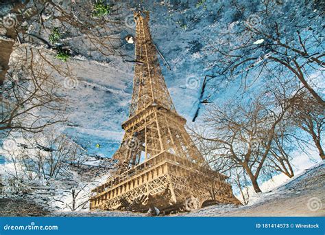 Prachtige Foto Van De Eiffeltoren In Een Puddle On Ground In Parijs