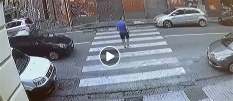 Auto Travolge In Pieno Un Pedone Sulle Strisce Pedonali A Napoli Video