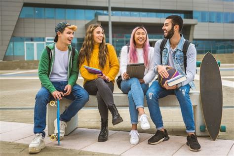 Felices Los Jóvenes Reunidos Al Aire Libre Grupo De Adolescentes