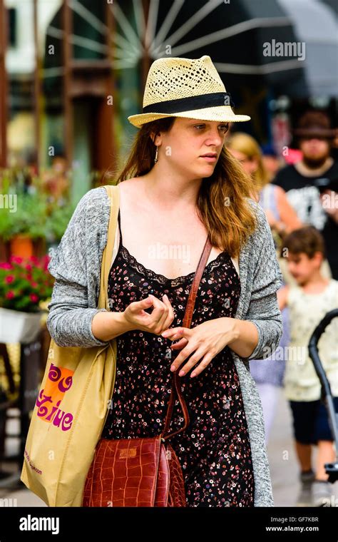 Jeune Femme Portant Chapeau De Paille Banque De Photographies Et D