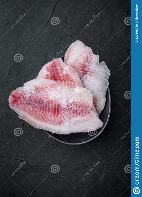 Filete De Pescado Blanco Congelado Sobre Fondo Negro Vista Superior