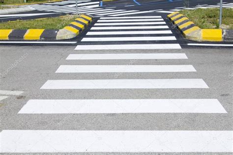 Crosswalk com marcação de estrada — Fotografias de Stock © kaparulin ...