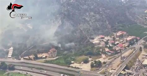 Incendi A Palermo L Elicottero Dei Carabinieri Sorvola Le Aree Colpite