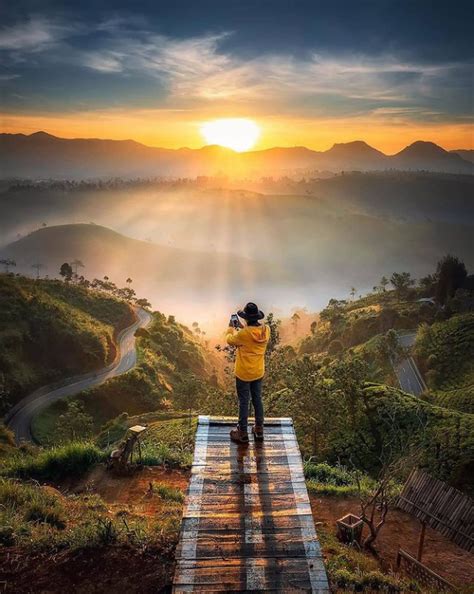 Menikmati Eksotisnya Golden Sunrise Di Sunrise Point Cukul Pangalengan