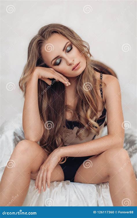 Jeune Belle Fille Blonde Intelligente Sexy Photo Stock Image Du Cheveu Mode