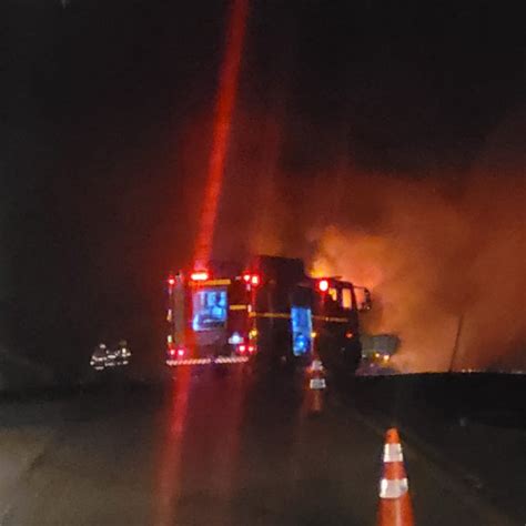 Carreta Pega Fogo E Interdita Br No Trevo De Ravena Em Sabar