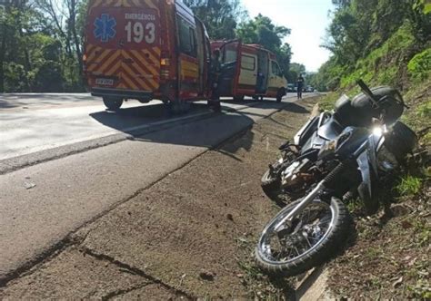 Colis O Entre Motocicleta E Caminh O Deixa V Tima Graves Fraturas