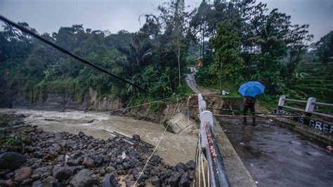 Kondisi Jembatan Putus Di Sungai Cidurian Bogor Akibat Banjir Tempo Co