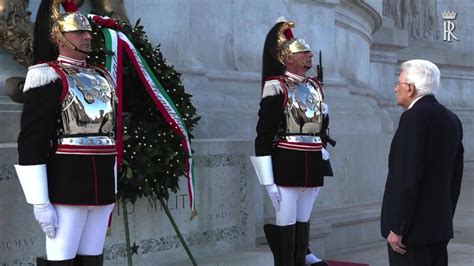 Aprile Mattarella All Altare Della Patria Depone Una Corona Al