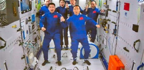 China Kirim Astronot Dan Kapal Kargo Ke Stasiun Luar Angkasa