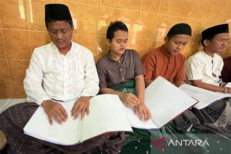 Tunanetra Di Solo Jateng Antusias Belajar Al Quran Braille ANTARA