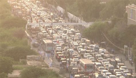 Massive Traffic Jam At Karachis Ii Chundrigar Road Troubles Citizens