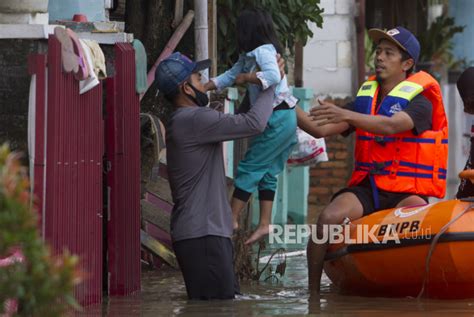 Sungai Cikaranggelam Meluap Banjir Di Desa Dawuan Cikampek Republika