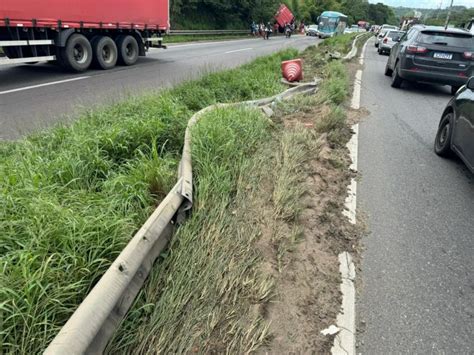 Bahia Motorista perde controle da direção e caminhão carregado de