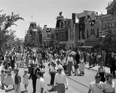 Historical photos of Disneyland's memorable moments since opening - Los