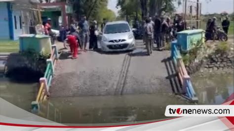 Jembatan Penghubung Desa Kedungpeluk Satu Satunya Ambruk Warga