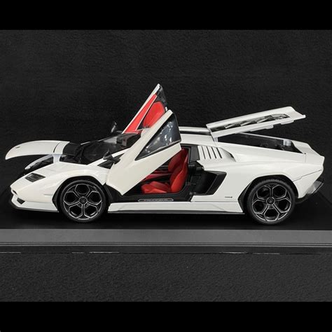 Lamborghini Countach LPI 800 4 2022 Impact White 1 18 Maisto 31459