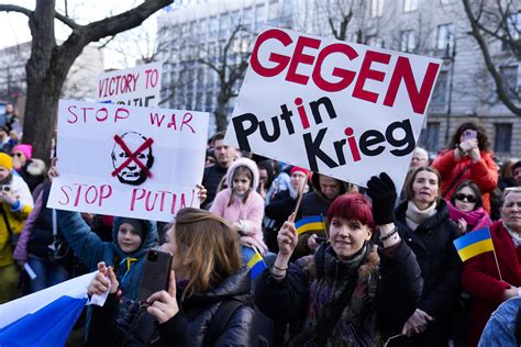 La Viuda De Alexei Navalni Acude A Votar En Berlín Y Protesta Con La Oposición Rusa En El Exilio