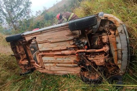 Homem morre após carro capotar e cair em barranco na BR 267