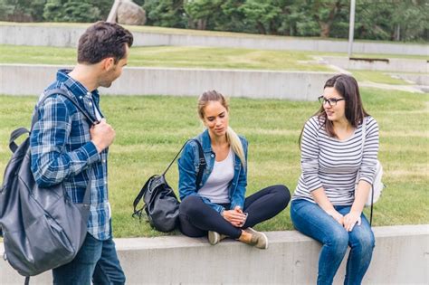 Des étudiants Qui Parlent à L Extérieur Photo Gratuite