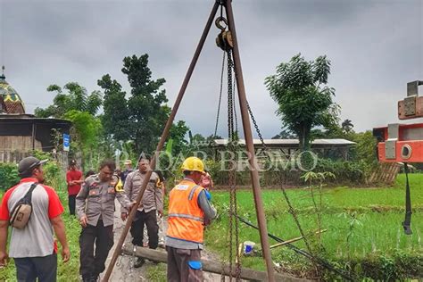 Masih Teralisi Listrik Tiang Listrik Di Krejengan Roboh Ke Jalan