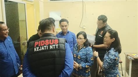 BREAKING NEWS Penyidik Tipidsus Kejati Geledah Kantor Dinas PUPR NTT