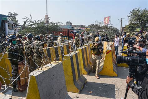 Farmers Protestसिंघु बॉर्डर पर किसानों और पुलिस के बीच बवाल और बढ़ा