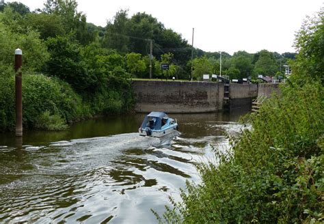 Boat Approaching Holt Lock On The River Mat Fascione Cc By Sa