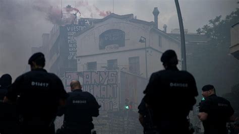 Los Mossos Desalojan Los Edificios Okupados En La Bonanova De