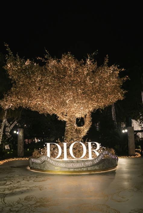 The Dior Tree A First In Ph Lights Up Greenbelt