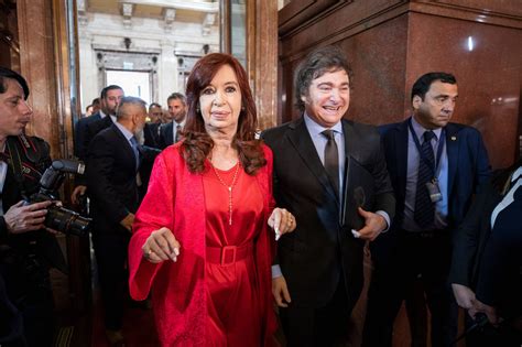 Cristina Fernández realizó un gesto obsceno con la mano antes de la