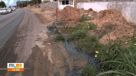 Moradores de Guaxuma em Maceió protestam contra lançamento de esgoto