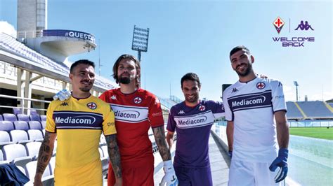 Fiorentina Svelate Le Nuove Maglie Logo E Look D Ispirazione Anni 80