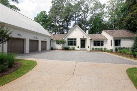 Ranch Home Design driveway and garage doors - Homedit