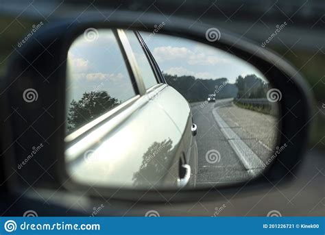 Reflexo No Espelho Lateral De Um Carro Que Circula Na Estrada E Que