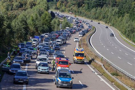 Unfall Auf A4 Sperrung Nach Schwerem Crash Stau Chaos Auf Autobahn