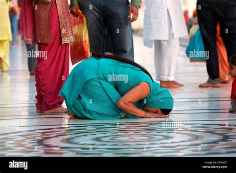 Girl Bowing Hi Res Stock Photography And Images Alamy