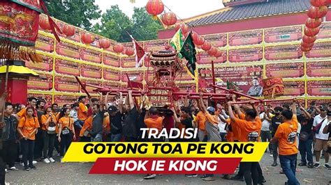 TRADISI KIRAB GOTONG TOA PE KONG KLENTENG HOK IE KIONG SLAWI