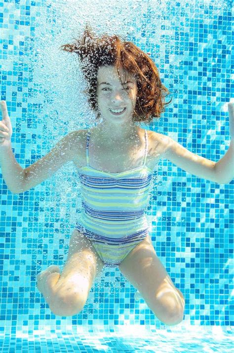 Mädchen Springt Tauchen Und Schwimmen Im Unterwasser Pool Glückliches