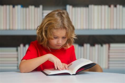 Livros escolares e conceito de educação criança escolar aluno lendo