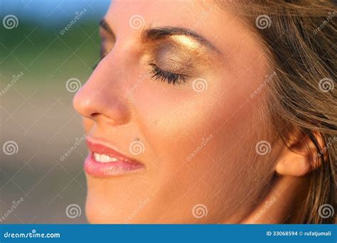 Belle Fille Dans Le Bikini Sur Une Plage Photo stock Image du océan