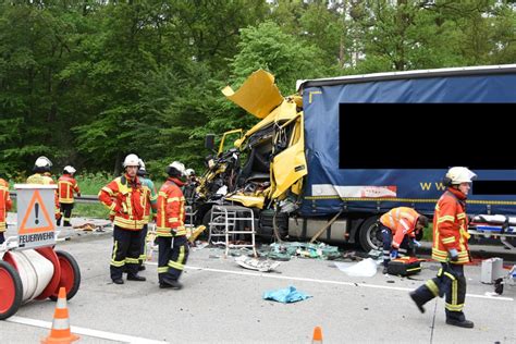 Fotos Weingarten Baden Unfall Lkw Kracht Auf A In Stauende