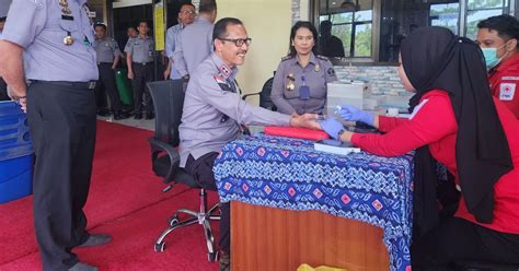 Kakanwil Kemenkumham Kalsel Ikut Donorkan Darah Di Hari Bhakti Imigrasi