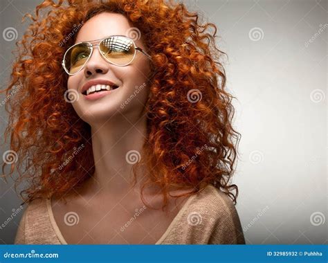 Pelo Rojo Mujer Hermosa Con El Pelo Largo Rizado Y Sunglases Fotografía De Archivo Imagen