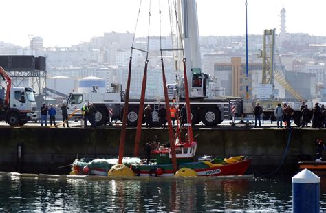 La actualidad de Coruña en imágenes Una grúa ayudó a reflotar el